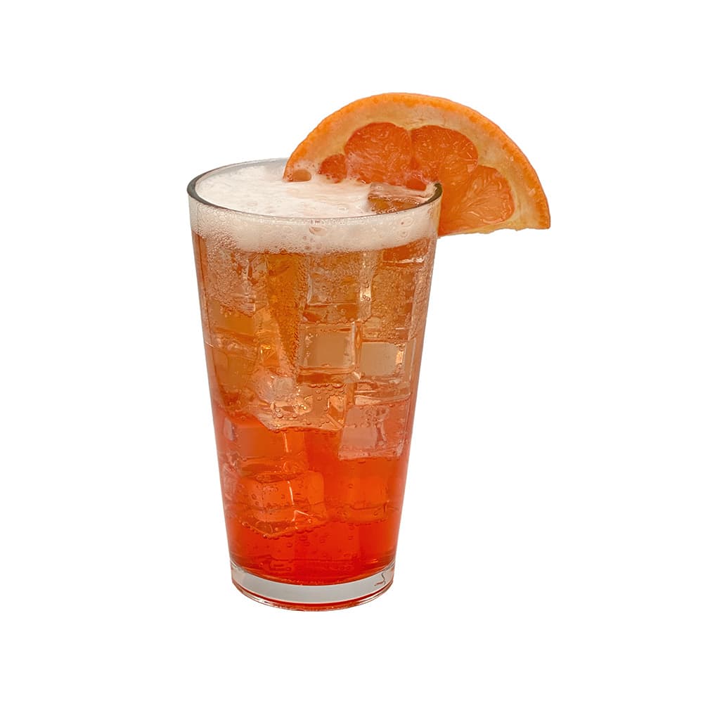 Atmosphere 0.0 Pils Grapefruit juice cocktail with ice and a grapefruit slice on a white background.